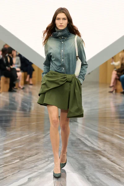 Look 18